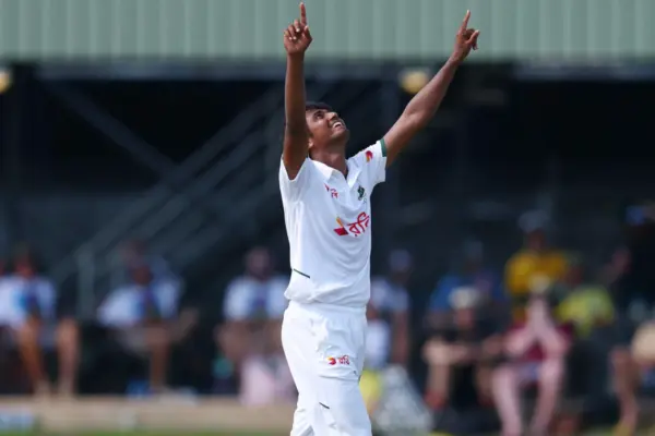 Australia v Bangladesh: Visitors move closer to historic win after Steve Smith wicket